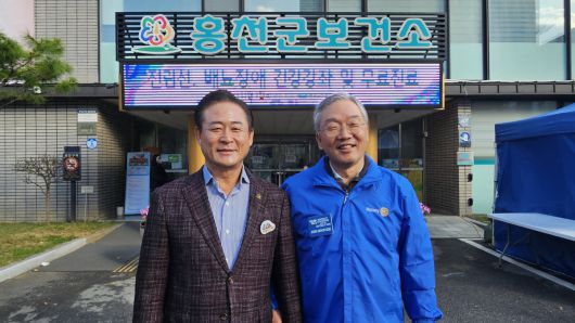 국제로타리 3650지구를 포함해 한국과 일본의 국제로타리 회원들과 한국전립선배뇨관리협회 소속 전문의 20여명 등 100여명이 지난 1일 강원도 홍천군 보건소에서 ‘전립선·배뇨장애 건강강좌 및 무료 건강검진’ 의료봉사를 진행했다. 국제로타리 3650지구 제공