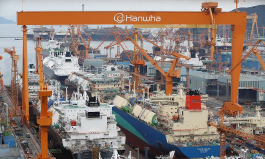 도널드 트럼프 미국 대통령이 한국의 핵 추진 잠수함 건조를 승인한 지난 10월 30일 경남 거제시 한화오션 거제사업장에 대형 크레인과 건조 중인 선박이 보이고 있다. 이날 트럼프 대통령은 소셜미디어 트루스소셜을 통해 "한국이 현재 보유한 구식이고 기동성이 떨어지는 디젤 잠수함 대신 핵추진잠수함을 건조할 수 있도록 승인했다"라고 밝혔다. 트럼프 대통령은 또 다른 게시물에서는 "한국은 필라델피아 조선소(필리조선소)에서 핵잠수함을 건조할 것"이라고 했다. 이 조선소는 한화그룹이 1억 달러에 인수한 곳으로, 한미 조선 협력 프로젝트인 '마스가'(미국 조선업을 다시 위대하게)의 상징으로 통한다. 뉴스1