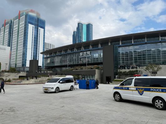 70대 남성이 분신을 시도한 부산역 광장에 경찰이 출동해 사건 현장을 조사하고 있다. 부산 동부경찰서 제공