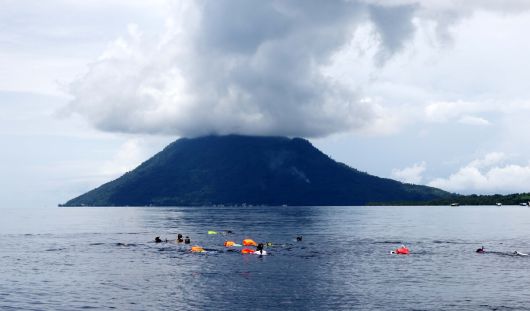 마나도 부나켄 해양국립공원에서 스노쿨링 즐기는 관광객들