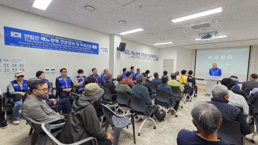 국제로타리 3650지구를 포함해 한국과 일본의 국제로타리 회원들과 한국전립선배뇨관리협회 소속 전문의 20여명 등 100여명이 지난 1일 강원도 홍천군 보건소에서 ‘전립선·배뇨장애 건강강좌 및 무료 건강검진’ 의료봉사를 진행했다. 국제로타리 3650지구 제공
