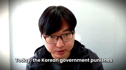 IQ 276으로 세계에서 가장 높은 IQ 기록을 보유한 것으로 알려진 김영훈씨가 “오늘날 한국 정부는 애국자를 처벌하고 공산주의자들을 찬양한다”며 미국 망명을 신청한다고 밝혔다. 김영훈씨 SNS 계정 영상 캡처