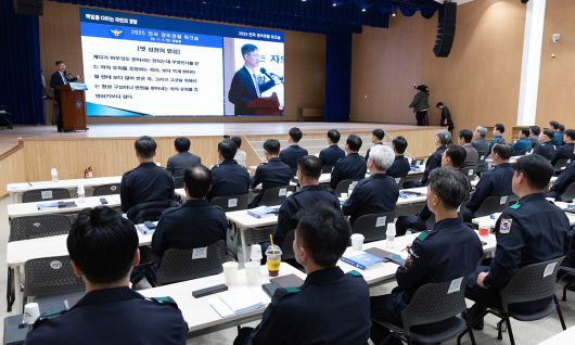 문형배 전 헌법재판소장 권한대행이 4일 서울 서대문구 경찰청에서 열린 2025 전국 경비경찰 워크숍에서 공직자의 청렴을 주제로 특별 강연하고 있다. 뉴시스