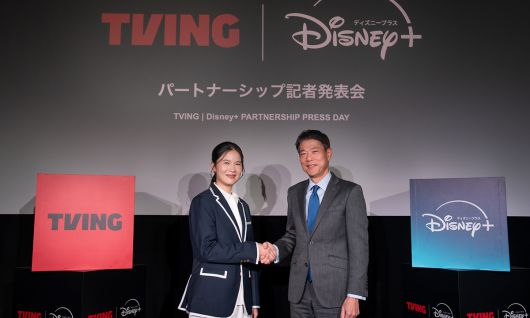 최주희 티빙 대표(왼쪽)와 히이로 다모쓰 월트디즈니컴퍼니 재팬 대표가 4일 일본 도쿄 월트디즈니컴퍼니 재팬 본사에서 전략적 콘텐츠 파트너십 체결 후 악수하고 있다. 티빙 제공