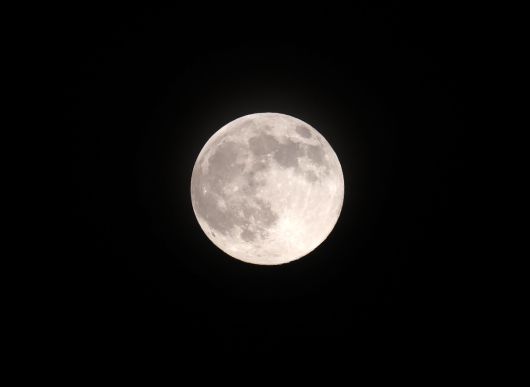 5일 오후 서울 하늘 위로 슈퍼문이 떠오르고 있다. 뉴시스