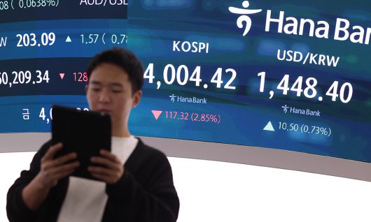 코스피가 전 거래일(4121.74)보다 117.32포인트(2.85%) 내린 4004.42에 마감한 지난 5일 서울 중구 하나은행 딜링룸 전광판에 종가가 표시되어 있다. 뉴시스