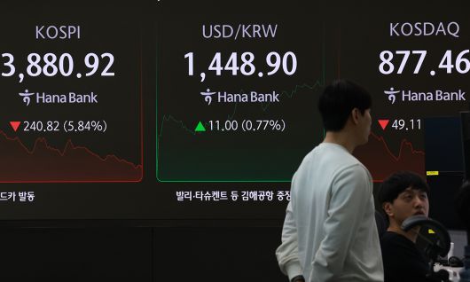 지난 5일 서울 을지로 하나은행 본점 딜링룸 현황판에 코스피, 원/달러 환율, 코스닥 지수가 표시되고 있다. 코스닥 지수가 급락하면서 이날 프로그램매도호가 일시효력정지(사이드카)가 약 15개월 만에 발동했다. 연합뉴스
