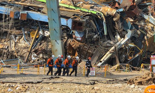 울산화력발전소 보일러 타워 붕괴 사고 현장에서 7일 오전 구조된 매몰자를 119구급대원들이 병원으로 이송하고 있다. 울산소방본부 제공