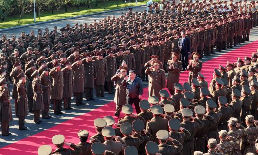 김정은 국무위원장이 1일 러시아에 파병된 조선인민군 제11군단 지휘부를 방문했다고 조선중앙통신이 2일 보도했다. 조선중앙통신·연합뉴스