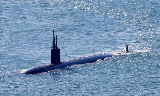 미 해군 LA급 핵추진잠수함 컬럼비아함이 수면 위로 부상한 채 항해하고 있다. 세계일보 자료사진