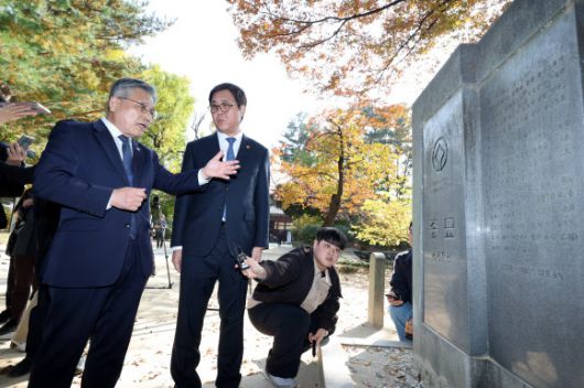 최휘영 문화체육관광부 장관과 허민 국가유산청장이 7일 역사문화환경 보존지역 바깥에서의 개발 규제 완화 조례에 대한 대법원 판결과 관련해 서울 종묘를 방문한 뒤 유네스코 세계유산 기념비석을 바라보고 있다. 연합뉴스