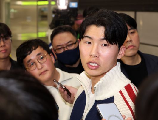 미국 메이저리그 월드시리즈 챔피언 LA 다저스의 김혜성이 지난 6일 오후 인천국제공항을 통해 귀국하며 취재진의 질문에 답하고 있다. 인천공항=뉴시스