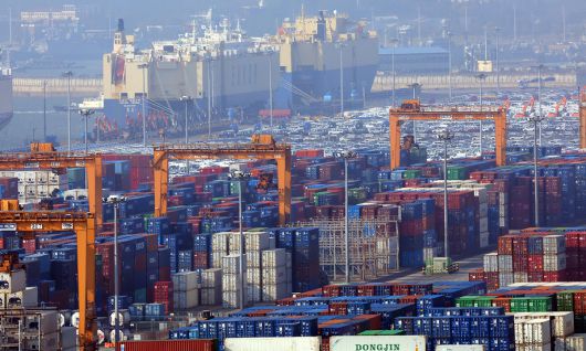 한국은행이 6일 발표한 '2025년 9월 국제수지'에 따르면, 경상수지는 134억 7000만 달러 흑자로 잠정 집계됐다. 월별 경상수지로는 역대 2위, 9월 기준으로는 최대 규모다. 흑자 규모는 지난해 같은 달(112억 9000만 달러)보다 21억 9000만 달러 늘고, 전월인 8월(91억 5000만 달러)보다는 43억 2000만 달러 증가했다. 반도체를 중심으로 자동차 등 비(非)IT 분야의 수출까지 늘면서 흑자폭이 확대됐다. 사진은 이날 평택항 모습. 뉴스1