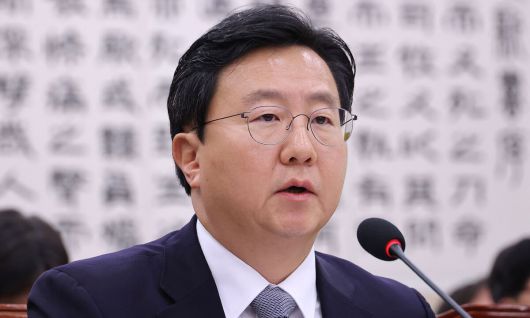 정진우 서울중앙지검장이 대장동 사건 1심 판결에 대해 항소를 포기한 데 대해 사의를 표명한 지 하루가 지난 9일 서울 서초구 서울중앙지검의 모습(오른쪽 사진). 이제원 선임기자·연합뉴스