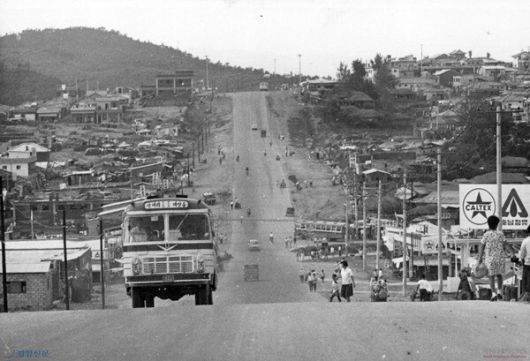 1970년대 광주 대단지 도로 위로 버스가 달리고 있다. 성남시 제공
