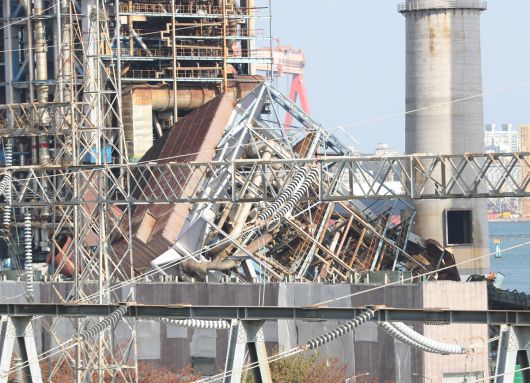 울산 남구 한국동서발전 울산화력발전소 보일러 타워 붕괴 사고 나흘 째인 9일 구조물이 붕괴돼 있다. 울산=뉴스1