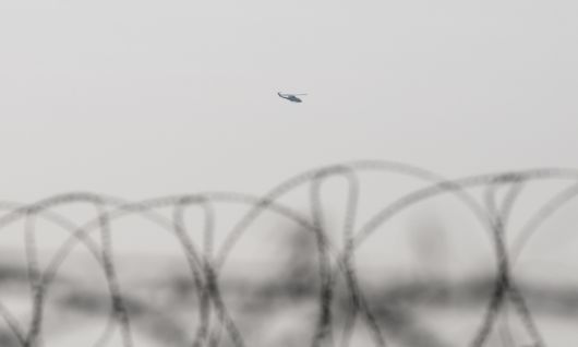 경기도 파주시 접경지에서 바라본 김포 상공에서 공격 헬기가 이동하고 있다. 연합뉴스