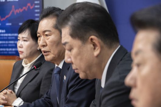 더불어민주당 정청래 대표가 10일 국회에서 열린 최고위원회의에서 발언하고 있다. 연합