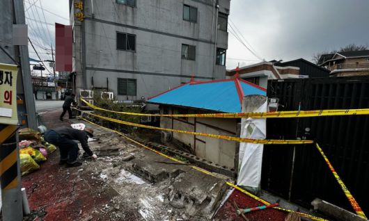 지난 4월 충북 충주시 문화동 한 빈집 담장이 무너져 안전선 밖 인도를 덮치고 있다. 충주시 제공