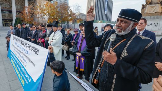 세계 초종교 성직자 평화랠리 조직위원회가 13일 서울 종로구 광화문광장에서 '종교자유를 위한 세계 초종교 지도자 기자회견'을 연 가운데 종교 지도자들이 입장을 밝히고 있다. 최상수 기자