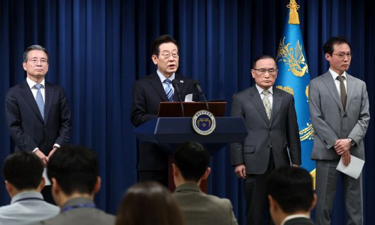 이재명 대통령이 14일 서울 용산 대통령실 기자회견장에서 한미 팩트시트 타결과 관련 발표를 하고 있다. 왼쪽부터 김용범 정책실장, 이재명 대통령, 위성락 국가안보실장. 이규연 홍보소통수석. 대통령실사진기자단