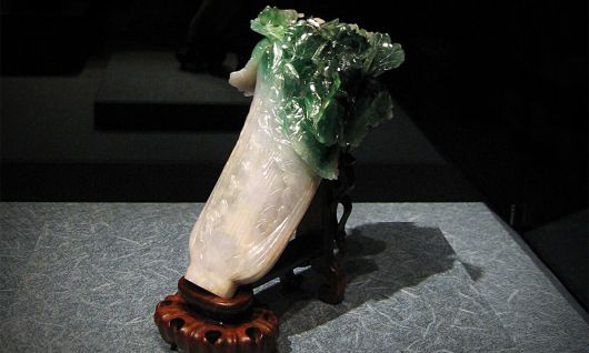 저자는 송나라의 관요청자 등 국보 36점에 대한 단순한 정보 전달이 아니라, 유물을 둘러싼 시간과 장인의 손길을 그만의 언어미감과 정서로 풀어냈다. 사진은 청나라 ‘취옥백채’ 글항아리 제공