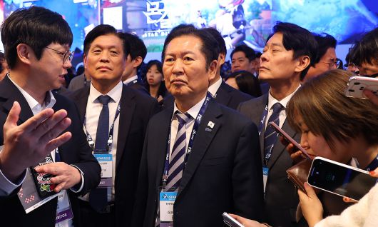 더불어민주당 정청래 대표가 14일 부산 해운대구 벡스코에서 열리고 있는 국제게임전시회 지스타2025를 찾아 전시장을 둘러보고 있다. 연합뉴스