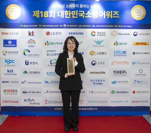 13일 열린 제18회 대한민국소통어워즈 시상식에서 권경미 DHL 코리아 커머셜 본부장이 수상한 후 기념 촬영을 하고 있다.