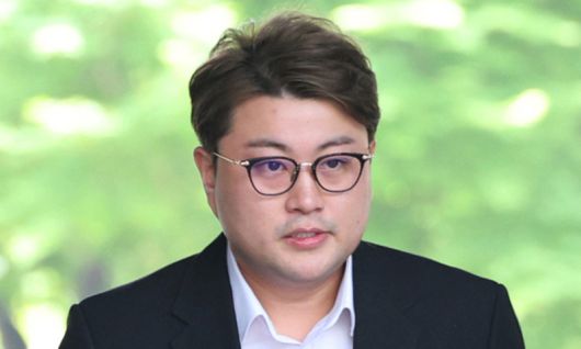가수 김호중이 2024년 5월 24일 피의자 심문(영장실질심사)를 위해 서울 서초구 서울중앙지법에 출석하고 있다. 연합뉴스