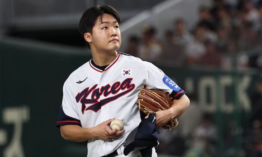 16일 일본 도쿄돔에서 열린 월드베이스볼클래식(WBC) 대비 평가전 '2025 케이 베이스볼 시리즈(K-BASEBALL SERIES)' 일본과의 2차전 경기. 2회초 무사 1루 상황때 송구실책을 범한 대한민국 선발투수 정우주가 숨을 고르고 있다. 뉴스1