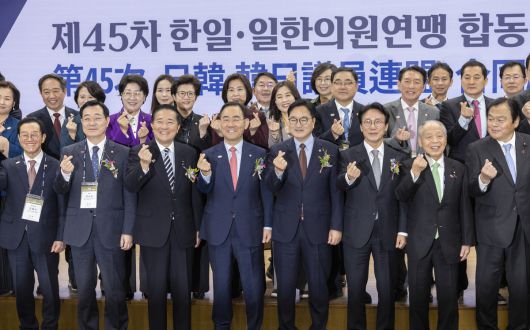 우원식 국회의장과 김민석 국무총리가 16일 국회 의원회관에서 열린 제45차 한일ㆍ일한의원연맹 합동총회 개막식에서 한일의원들과 내빈들이 기념 촬영하고 있다. 아랫줄 왼쪽부터 민홍철 한국 측 간사장, 나가시마 아키히사 일본 측 간사장, 주호영 한국 측 회장, 우원식 국회의장, 김민석 국무총리. 연합뉴스