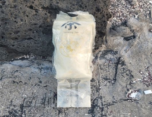 제주 서귀포시 성산읍 해안가서 발견된 차 봉지 마약. 제주경찰청 제공