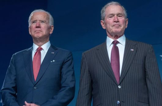 미국 제46대 대통령인 조 바이든(왼쪽)과 43대 대통령인 조지 W 부시. 딕 체니 전 부통령 장례식에서 함께할 예정이다. 게티이미지
