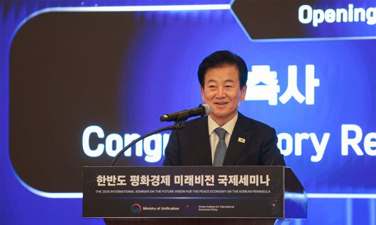정동영 통일부 장관이 서울 웨스틴조선 호텔에서 열린 ‘한반도 평화경제 미래비전 국제세미나’에서 25일 축사하고 있다.
