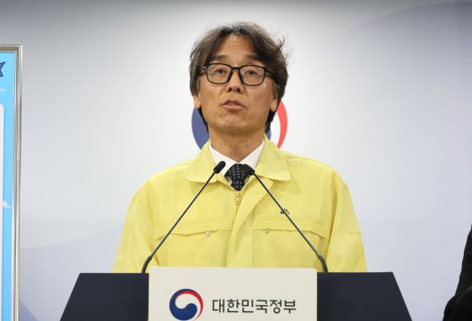금한승 기후에너지환경부 1차관이 24일 서울 종로구 정부서울청사에서 열린 정책브리핑에서 제7차 미세먼지 계절관리제 시행계획을 발표하고 있다. 연합뉴스