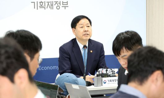 구윤철, 환율 방어 동원 논란 해명 구윤철 부총리 겸 기획재정부 장관이 26일 세종시 정부세종청사에서 열린 출입기자 간담회에서 최근 외환시장 동향과 국민연금의 장기 구조개편에 대해 설명하고 있다. 부총리가 외환시장을 주제로 별도 기자간담회를 진행한 것은 이례적이다. 세종=뉴시스