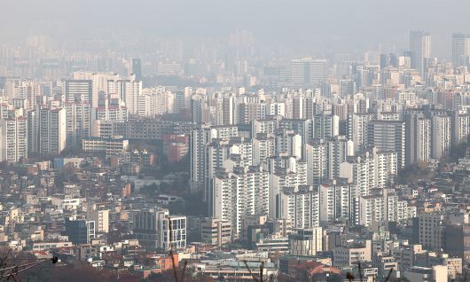 지난 24일 서울 남산에서 바라본 아파트 밀집 지역이 안개로 뿌옇게 보인다. 연합뉴스