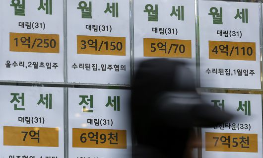 정부의 규제 강화에 서울 주요 지역에서 전세 매물이 빠르게 줄어드는 반면 월세 비중은 크게 늘어나는 가운데 25일 서울 시내 한 부동산에 인근 아파트 월세·전세 매물 안내문이 붙어 있다. 뉴스1