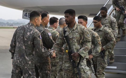 미국 콜로라도주에 주둔하는 육군 4사단 예하 제1스트라이커 여단 장병들이 9개월 동안의 한국 순환 배치를 위해 경기 평택 캠프 험프리스에 도착하며 한국군 장병들의 환영을 받고 있다. 미 육군 제공