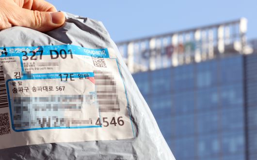 1일 서울 송파구 쿠팡 본사 부근 아파트에 쿠팡에서 발송된 택배 봉투가 놓여 있다. 연합