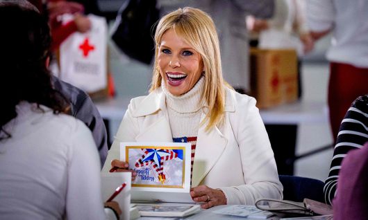 미국 영화배우이자 로버트 케네디 주니어 보건복지부 장관의 부인인 셰릴 하인즈가 1일(현지시간) 군 부대에서 장병 및 그 가족들을 대상으로 봉사 활동을 하고 있다. 이날 행사는 도널드 트럼프 대통령 부인 멜라니아 트럼프 여사가 성탄절을 앞두고 주최했으며 부통령 및 장관 부인들이 대거 동참했다. AFP연합뉴스