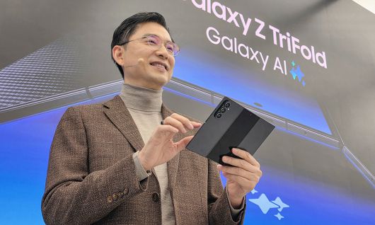 삼성전자 한국총괄장 임성택 부사장이 2일 서울 삼성 강남에서 열린 미디어 행사에서 3단 폴더블 스마트폰 ‘갤럭시 Z 트라이폴드’를 선보이고 있다. 삼성전자 제공