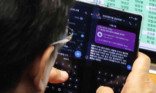 문진석 더불어민주당 원내운영수석부대표가 지난 2일 서울 여의도 국회에서 열린 본회의에서 김남국 대통령비서실 국민디지털소통비서관과 문자를 나누고 있다. 문자에는 홍성범 한국자동차산업협회 상무를 회장으로 추천해 달라는 내용이 담겼다. 문 수석은 ‘내가 추천하면 강훈식 실장이 반대할거니까 아우가 추천좀 해줘봐’ 라고 전달했다. 이에 김 국민디지털소통비서관은 ‘넵 형님, 제가 (강)훈식이형이랑 (김)현지누나한테 추천할게요!!’ 라고 답했다. 뉴스핌 제공