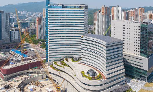 수원 광교의 경기도청과 경기도의회. 경기도 제공