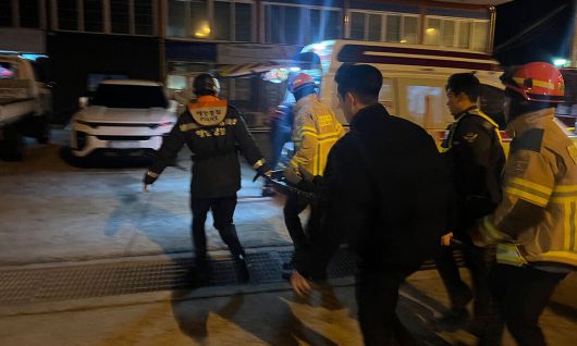 태안해경이 전날 구조한 승선원을 병원으로 이송하고 있다. 태안해경 제공