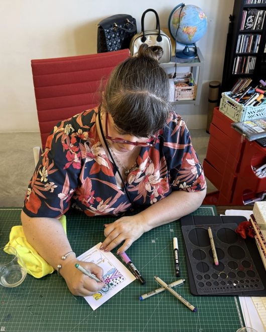 샤토 무통 로칠드 2023 레이블을 작업중인 조아나 바스콘셀루스. 인스타그램