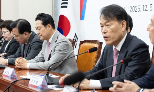 장동혁 국민의힘 대표가 5일 서울 여의도 국회에서 열린 '혼용무도' 이재명정권 6개월 국정평가 회의에서 윤한홍 의원의 발언을 듣고 있다. 뉴스1