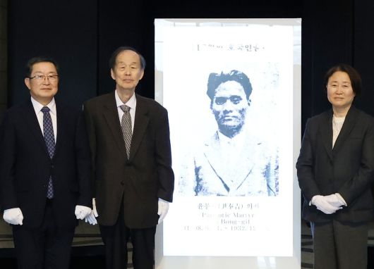 4일 서울 용산 전쟁기념관에서 열린 ‘12월의 호국 인물’ 윤봉길 의사 선양 행사 참석자들이 윤 의사의 존영 옆에서 기념 촬영을 하고 있다. 왼쪽부터 전쟁기념사업회 백승주 회장, 매헌연구원 김학준 원장, 윤 의사의 친손녀인 윤주경 FITI시험연구원장. 전쟁기념사업회 제공