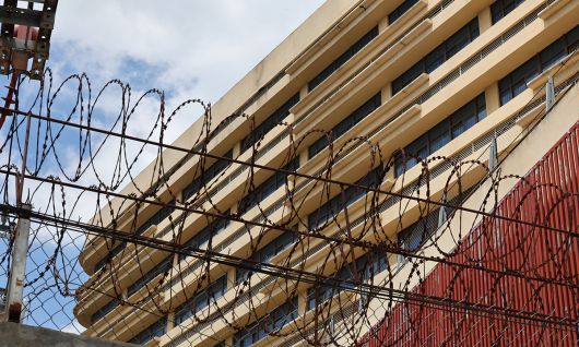 캄보디아 프놈펜 인근 범죄단지로 알려진 '망고단지' 외벽에 철조망이 깔려있다. 연합뉴스