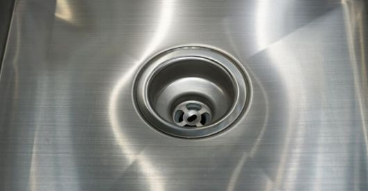 눈에 보이지 않는 배관 속을 깨끗하게 유지하기 위해서는 주방에서 버리는 모든 액체가 배관에서 어떻게 변하는지 이해하는 것이 첫걸음이다. 게티이미지